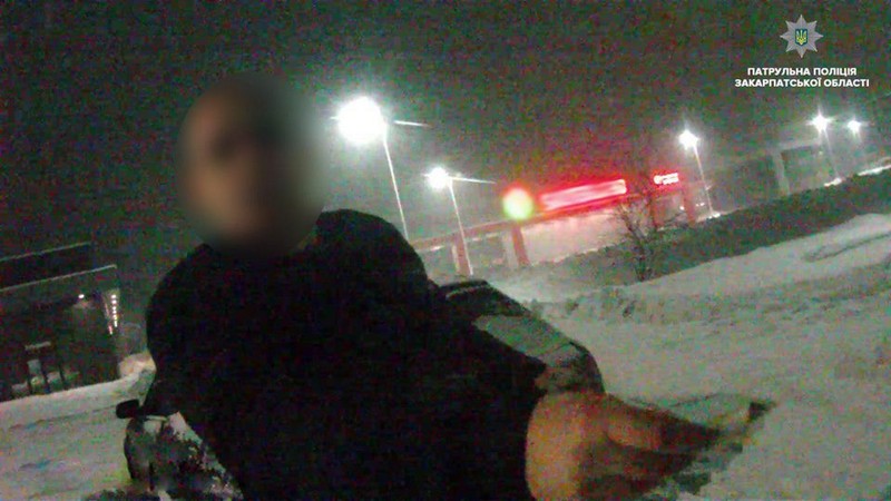 У Мукачеві біля "Сільверленду" нетверезий водій потрапив у халепу У Мукачеві біля супермаркету Сільверленду нетверезий водій потрапив у халепу