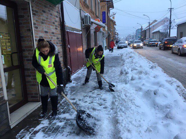 У Мукачеві понад 50 прибиральників розчищають тротуари від снігу У Мукачеві сьогодні понад 50 прибиральників розчищають тротуари від снігу