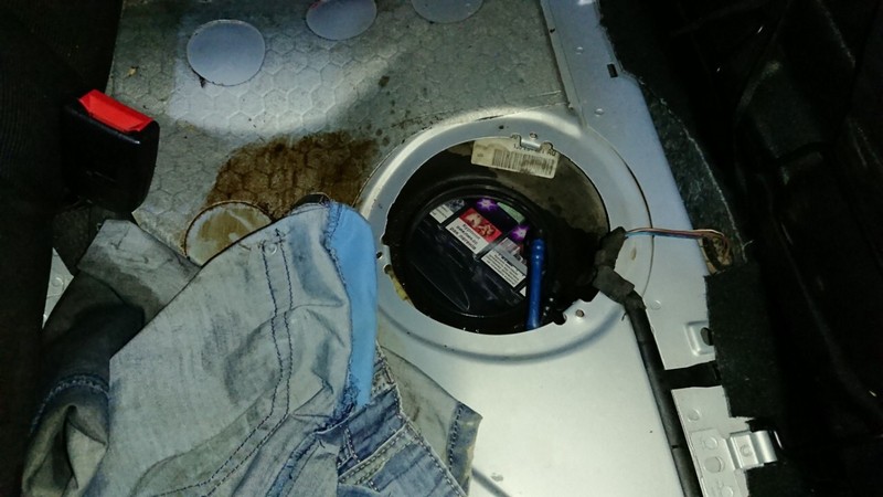 Через бажання підзаробити чоловік позбувся автомобіля Через бажання підзаробити за допомогою контрабанди сигарет, на Закарпатті чоловік позбувся автомобіля VW Golf