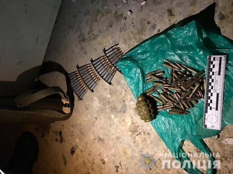 Тротилові шашки, граната і набої: поліцейські вилучили арсенал зброї Тротилові шашки, граната і набої: поліцейські вилучили арсенал зброї на Закарпатті