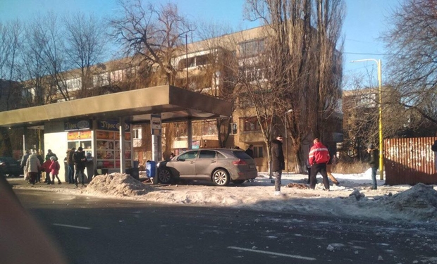 Зіткнулися два авто: одне з них влетіло в автобусну зупинку В Ужгороді зіткнулися два авто: одне з них влетіло в автобусну зупинку на вулиці Минайській