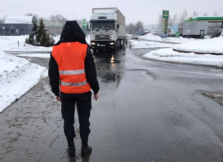 У Мукачеві діють пости, які унеможливлюють рух вантажівок деякими міськими дорогами У Мукачеві по вул. Об’їзна – І.Франка, вул. Об’їзна – вул.Масарика створено пости, які унеможливлюють рух вантажівкам міськими дорогами