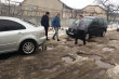 На Закарпатті після суспільного розголосу голова села пішов засипати ями на дорозі На Закарпатті після суспільного розголосу голова села пішов засипати ями на дорозі