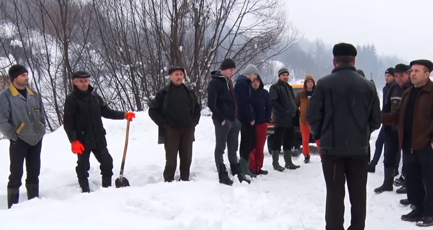 Дорога не прочищена, автобус не їздить: людям доводиться кілька кілометрів йти пішки, аби сісти на автобус У селі Копашнево через непрочищені дороги не їздить автобус