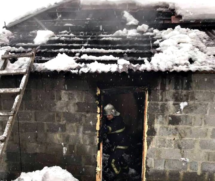 Внучка врятувала дідуся від смерті У селі Хмільник внучка врятувала дідуся від смерті під час пожежі