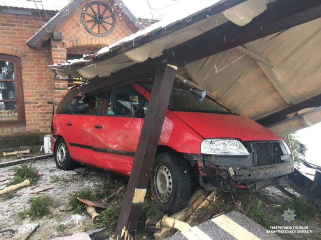 Патрульні показали відео з місця ДТП, в якій автомобіль в’їхав у терасу кафе Патрульні показали відео з місця ДТП, в якій автомобіль в’їхав у терасу кафе