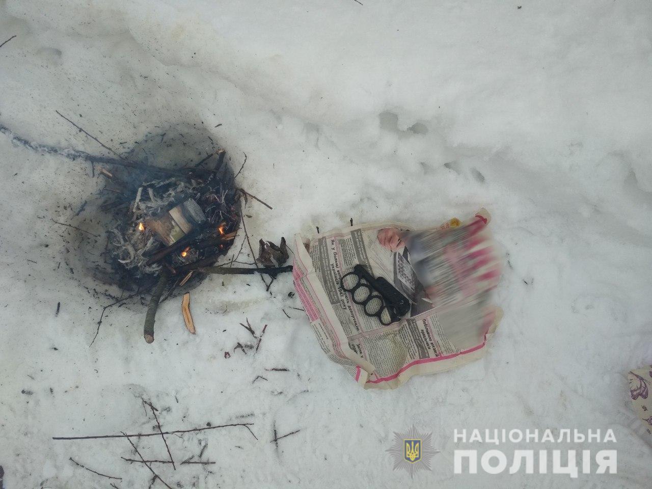 У чоловіка, який біля села розпалював вогнище, поліція виявила заборонені речі Поліція Іршавщини вилучила набої та саморобний кастет