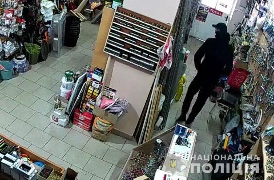 Молодий чоловік на очах у людей "обчистив" магазин Молодий чоловік в Ужгороді на очах у людей "обчистив" магазин