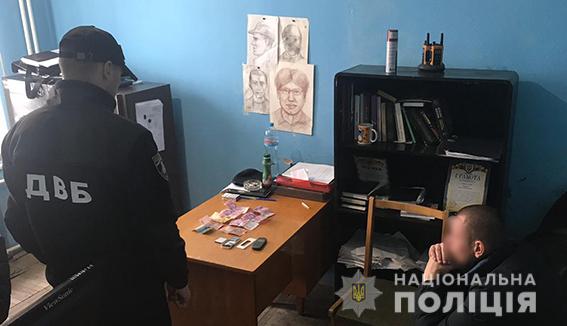 Зловмисник намагався підкупити поліцейського і "зам’яти" справу В Ужгороді зловмисник намагався підкупити поліцейського і "зам’яти" справу