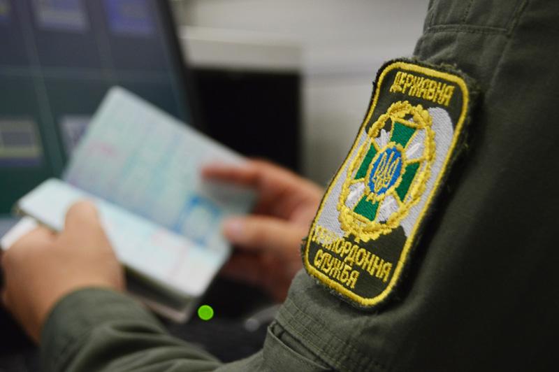 Відрахованому з УжНУ студенту-дебоширу заборонили в’їзд в Україну на три роки Відрахованому з УжНУ студенту-дебоширу заборонили в’їзд в Україну на три роки