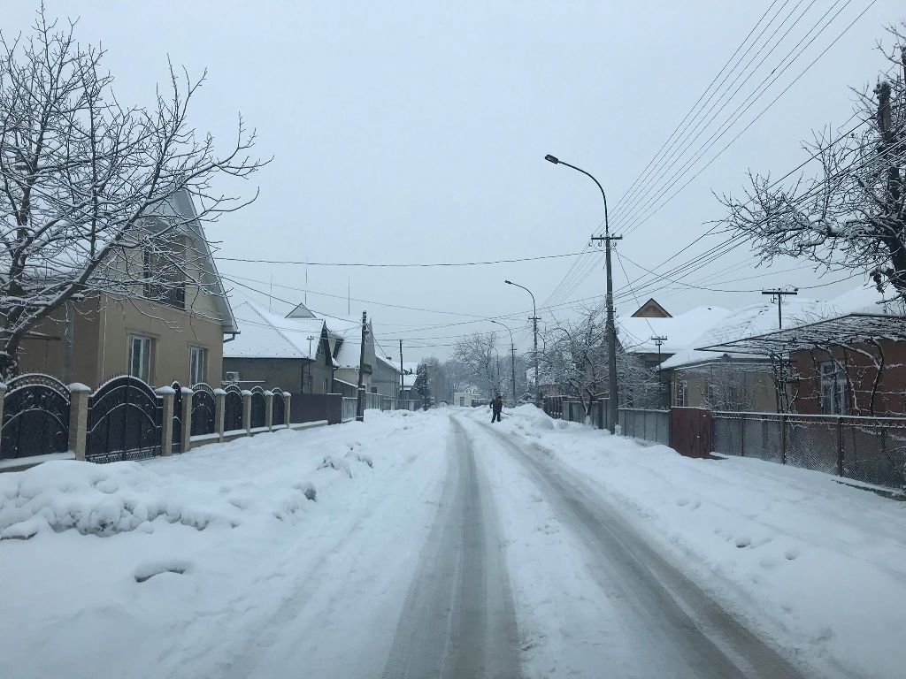 Черговий снігопад і Мукачево знову «потонуло» у нерозчищених дорогах Через снігопад, вулиці Мукачева у суцільній каші