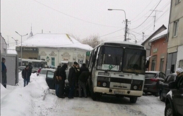 У Мукачеві рейсовий автобус та легковик потрапили у ДТП У Мукачеві рейсовий автобус та легковик потрапили у ДТП
