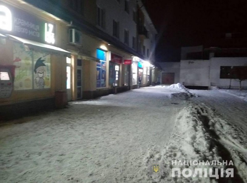 Вночі чоловік посеред вулиці стріляв у людей Вчора вночі у Чопі чоловік посеред вулиці стріляв у людей