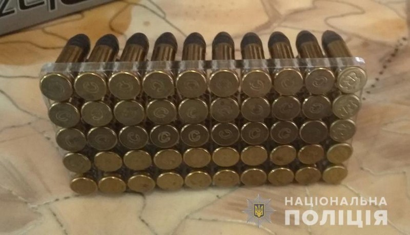 Озброєний чоловік прийшов у кафе і налякав людей У селі Великі Береги чоловік прийшов у кафе з ножем і налякав людей
