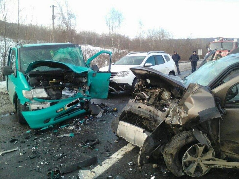 Оприлюднено фото з місця масштабної ДТП на Ужгородщині Оприлюднено фото з місця масштабної ДТП на трасі Київ-Чоп у селі Глибоке