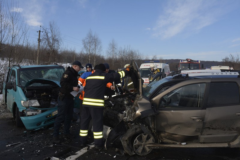 Травма черепа і розрив селезінки: мукачівець постраждав у масштабній аварії Травма черепа і розрив селезінки: мукачівець постраждав у масштабній аварії на трасі Київ-Чоп