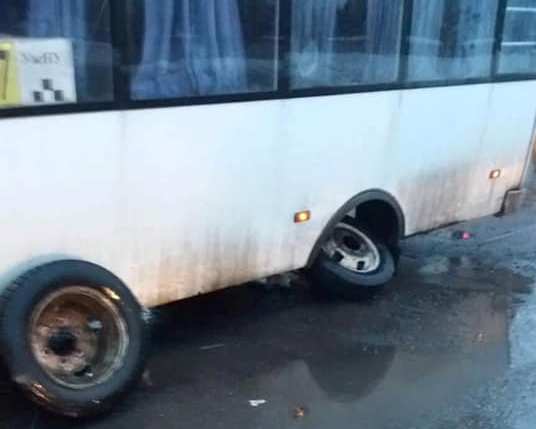 В Ужгороді під час руху від маршрутки відвалилось колесо В Ужгороді під час руху від маршрутки відвалилось колесо