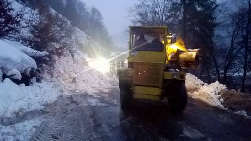 У Рахівському районі на дорогу зійшла лавина У Рахівському районі на дорогу біля села Ділове зійшла снігова лавина