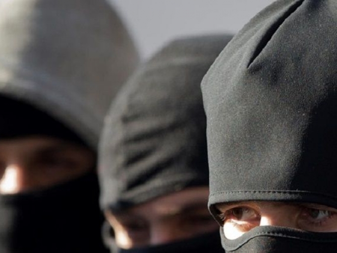 Троє чоловіків "обчистили" будинок: вкрали понад 100 тисяч Троє чоловіків "обчистили" будинок у Виноградові: вкрали понад 100 тисяч гривень