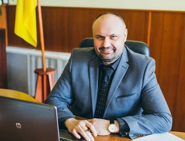 На Закарпатті судять колишнього голову Перечинської РДА, який скоїв смертельну аварію На Закарпатті судять колишнього голову Перечинської РДА Віктора Олефіра, який у липні скоїв смертельну аварію