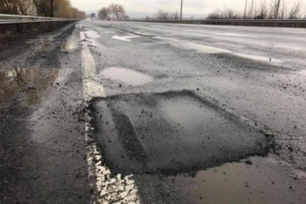 На Закарпатті люди збираються перекрити трасу "Мукачево-Рогатин" через жахливий стан доріг На Закарпатті люди збираються перекрити трасу "Мукачево-Рогатин" через жахливий стан доріг