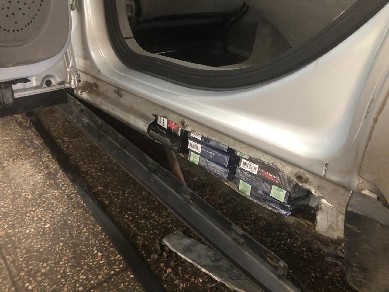 Прикордонники відшукали у автомобілі схованку з цигарками Чоловік намагався перевезти в Угорщину контрабандні сигарети