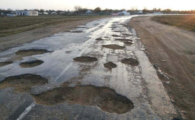 В Ужгороді біля будівлі Служби автомобільних доріг зібралися розлючені водії В Ужгороді біля будівлі Служби автомобільних доріг у Закарпатській області зібралися розлючені водії
