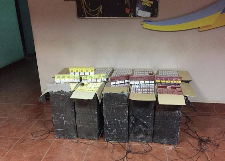Контрабандисти намагалися переправити через кордон майже 5 тисяч пачок сигарет На Закарпатті контрабандисти намагалися переправити через кордон майже 5 тисяч пачок сигарет
