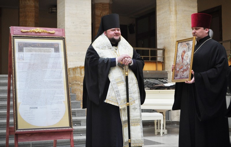 На Закарпаття привезли копію Томосу На Закарпаття привезли копію Томосу про автокефалію Української Православної Церкви