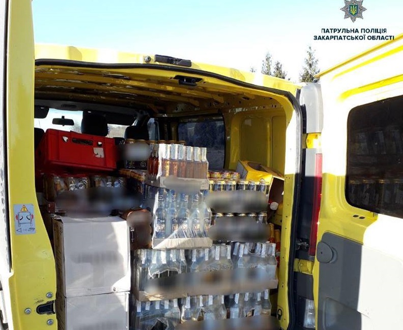 Патрульні зупинили авто, у якому виявилося чимало товарів без відповідних документів На трасі Київ-Чоп патрульні зупинили авто, у якому виявилося чимало товарів без відповідних документів