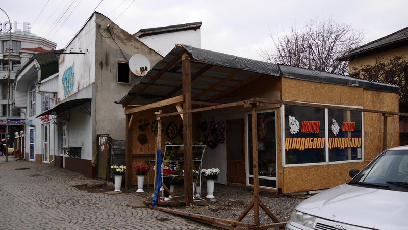В Ужгороді підприємець без документів встановила МАФ на площі Корятовича В Ужгороді жінка-підприємець без документів встановила МАФ на площі Корятовича