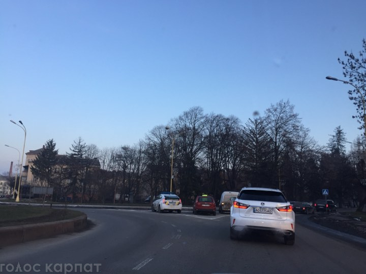 В Ужгороді зіткнулися два авто В Ужгороді зіткнулися два авто – Форд Транзит та Форд Фієста