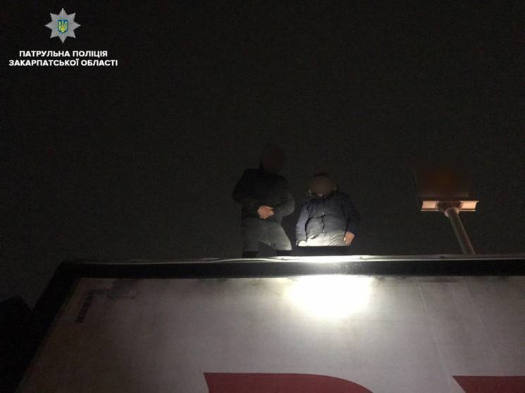 У Мукачеві поліція спіймала двох нелегалів на даху вантажівки У Мукачеві поліція спіймала двох нелегалів на даху вантажівки