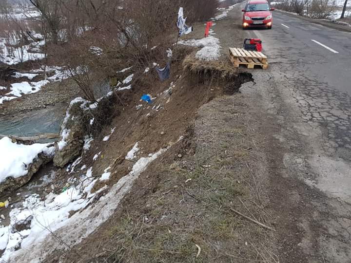 У Перечинському районі обвалилася частина дороги У Перечинському районі між селами Порошково і Тур’я Поляна стався зсув на дорозі