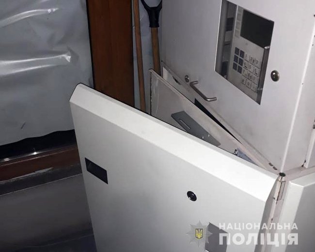 Закарпатця та ряд інших осіб підозрюють у крадіжці з банкомату 600 тисяч гривень Закарпатець у складі злоччинної групи обікрав банкомат