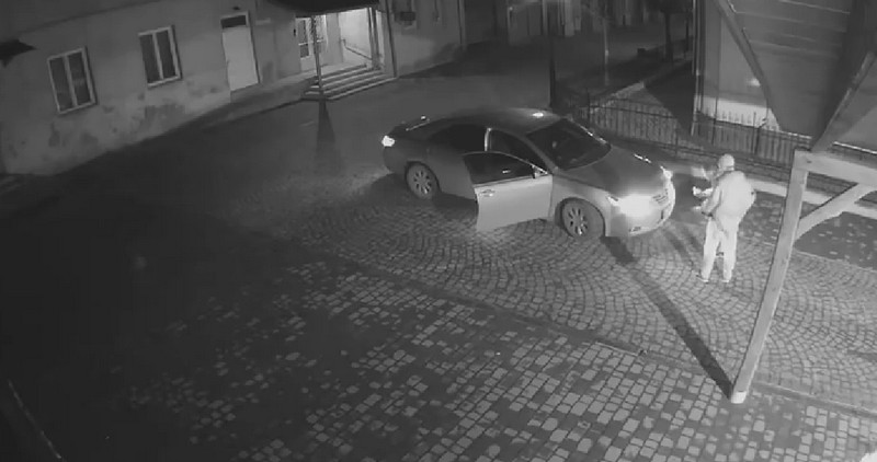 У Берегові вночі наробили біди. Мер міста просить допомогти знайти винуватців У Берегові вночі наробили біди. Мер міста Золтан Бабяк просить допомогти знайти винуватців