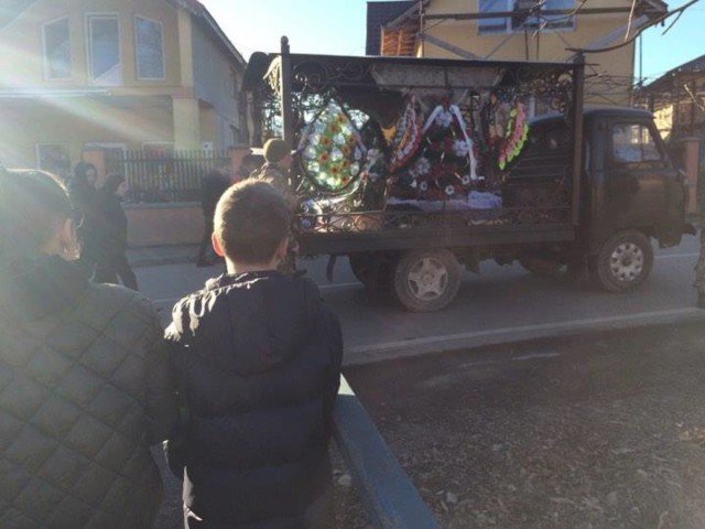 На Хустщині хоронили бійця, який загинув на Донбасі У Рокосові попрощались з військовим Вадимом Євдокимовим, який загинув на Донбасі