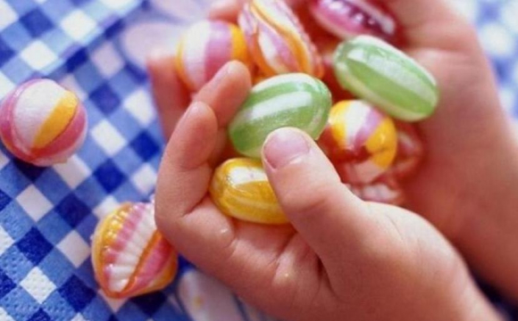 Поліція прокоментувала інформацію про солодощі із наркотиками, які нібито пропонують школярам невідомі Поліція прокоментувала інформацію про солодощі із наркотиками, які нібито роздають школярам невідомі