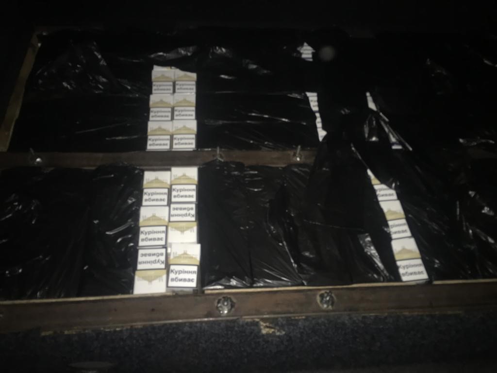 На кордоні з Угорщиною затримали дві партії контрабандних цигарок на майже мільйон гривень Дві партії контрабандних цигарок на майже мільйон гривень затримали на кордоні з Угорщиною