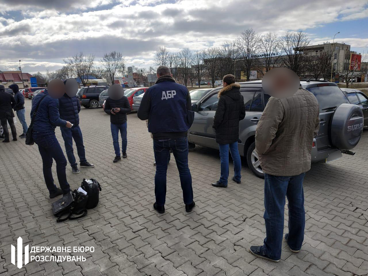 На Закарпатті митник вимагав 1200 доларів від власника євробляхи На Закарпатті митник вимагав 1200 доларів хабара від власника євробляхи