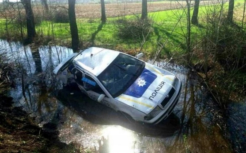 П’яний поліцейський скоїв аварію. Постраждало двоє людей П’яний поліцейський скоїв аварію у селі Гать, що на Берегівщині. Постраждало двоє людей