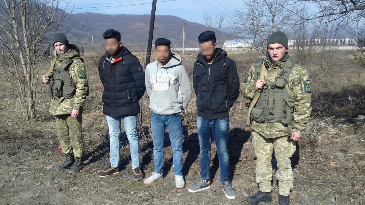 У пошуках кращої долі: поблизу кордону затримали трьох іноземців На Закарпатті поблизу кордону затримали трьох іноземців, які намагалися потрапити в Європу