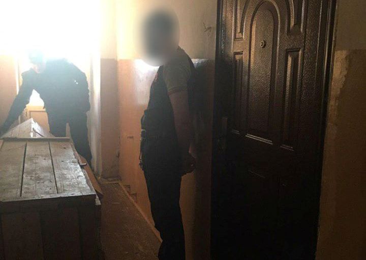 Патрульні одягли кайданки на чоловіка, який поводився неадекватно В Ужгороді патрульні затримали чоловіка, який псував ножем чуже майно