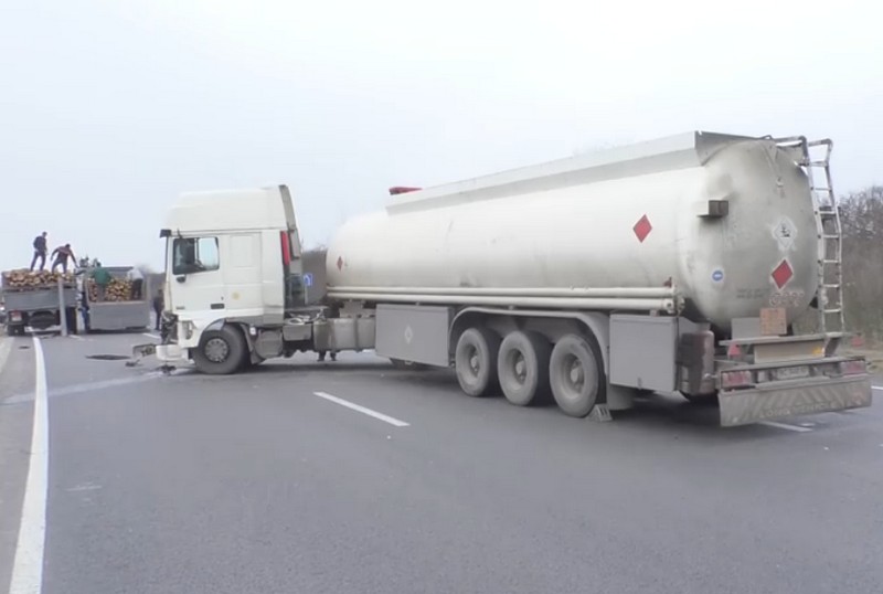 Бензовоз врізався у вантажний автомобіль Бензовоз врізався у вантажний автомобіль на трасі Київ-Чоп