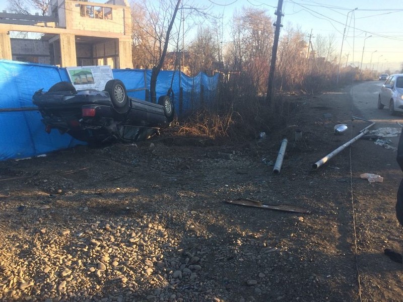 Аварія на виїзді з міста: авто перекинулося на дах Аварія на виїзді з міста Хуст: авто перекинулося на дах
