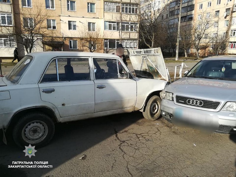 В Ужгороді зіткнулися два авто. Винуватець ДТП здивував поліцейських В Ужгороді зіткнулися два авто – ВАЗ та Ауді. Винуватець ДТП здивував поліцейських