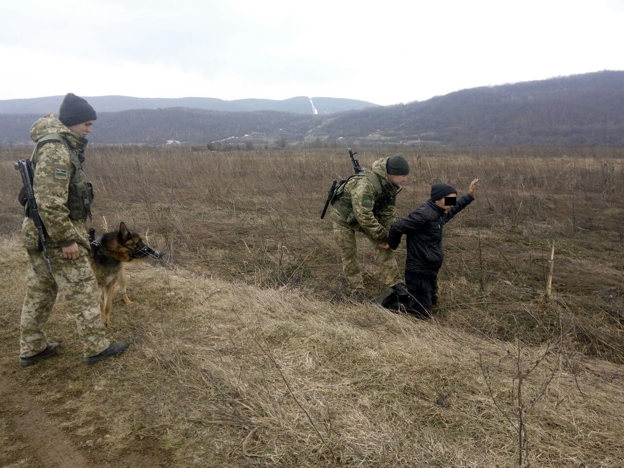 На Закарпатті прикордонники затримали злочинця, який втікав через кордон На Закарпатті прикордонники затримали злочинця, який втікав через кордон