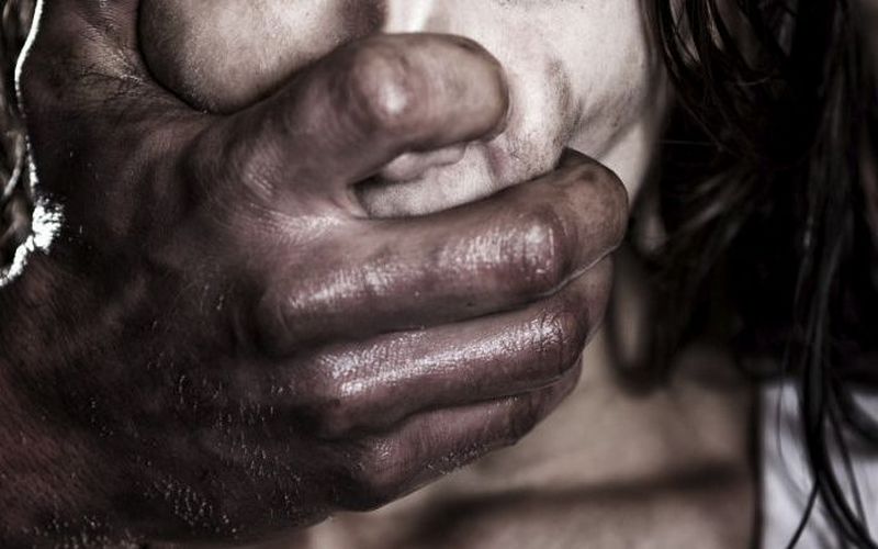 У Мукачеві чоловік проник у квартиру і зґвалтував жінку. Він проведе за ґратами 10 років У Мукачеві 38-річний чоловік проник у квартиру і зґвалтував 71-річну жінку. Він проведе за ґратами 10 років