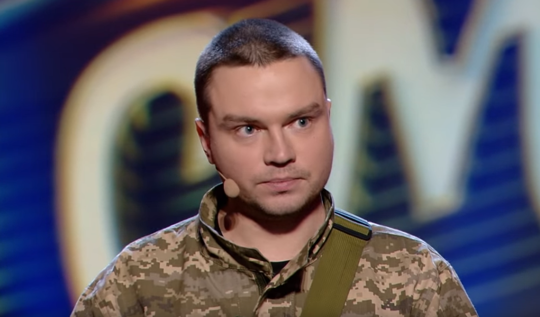 Військовий закарпатської 128-ї бригади виступив на "Лізі сміху" і зробив Зеленському подарунок Микита Семенов, військовий закарпатської 128-ї бригади виступив на "Лізі сміху" і зробив Зеленському подарунок
