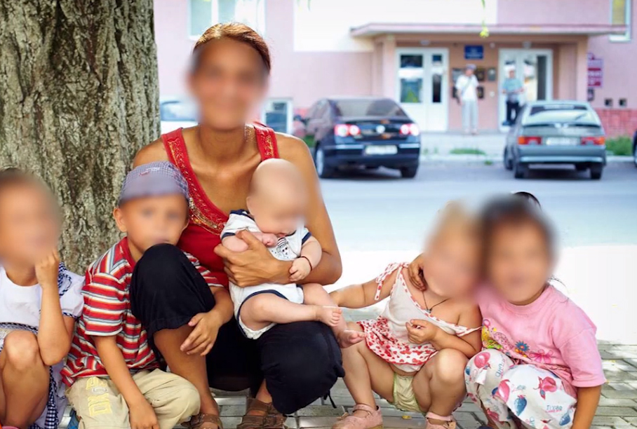 Від матері, яка била та обпікала розпеченою ложкою прийомного сина, хочуть вилучити інших дітей Мати катувала прийомного сина. Зараз від неї хочуть забрати інших прийомних дітей
